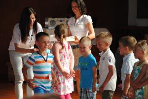 Vrtčevski otroci pomahali vrtcu v slovo 21